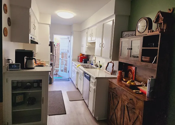 Cozy Private Room & Bath Central Location La
