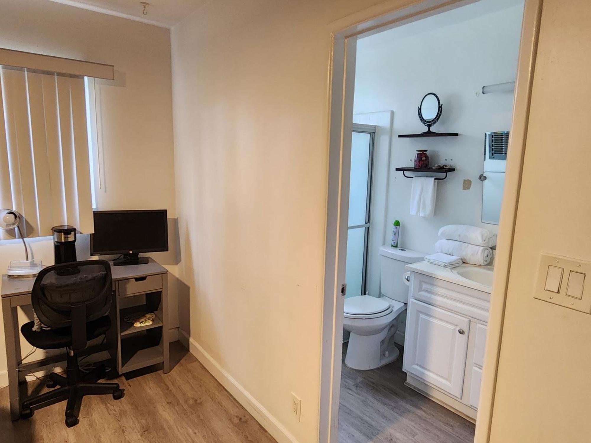 Cozy Private & Bath Location La *
